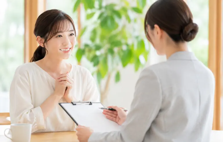 資料とノートを使って課題を整理する打ち合わせ