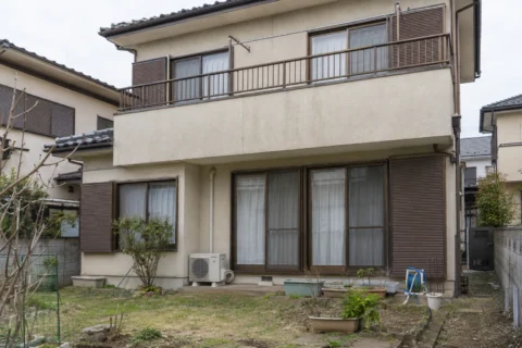 築30年程度の日本の戸建てと庭を想定した生成イメージ